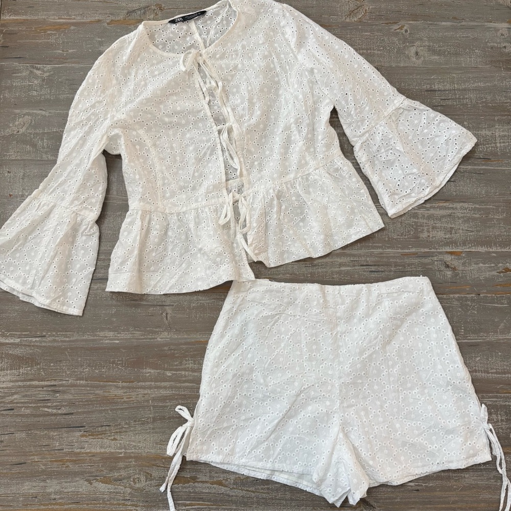 Zara White Eyelet Lace Set Ensemble Peplum Blouse Flat Front Shorts - Picture 3 of 8